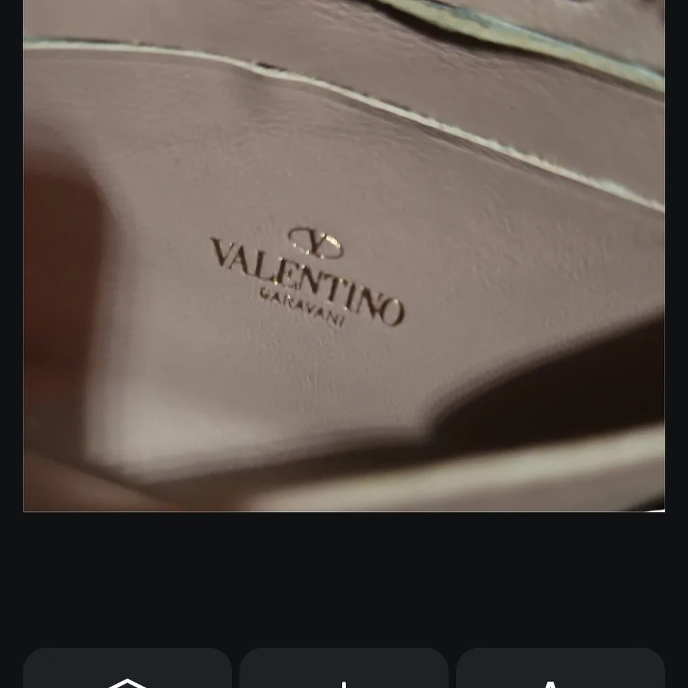 VALENTINO | Rockstud Nude Beige Poudre Leather Zip Wallet
